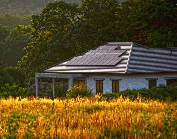 casa con pannelli solari - pixabay